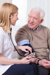 家庭保健服务护士为老年人量血压.
